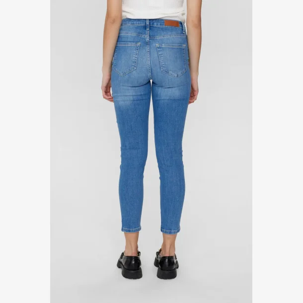 NuSidney Cropped Jeans